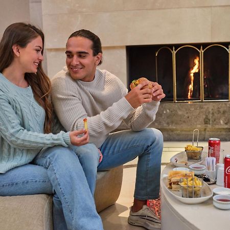 Qafqaz Riverside Hotel Gabala Exterior foto A couple enjoying a relaxing moment at the spa