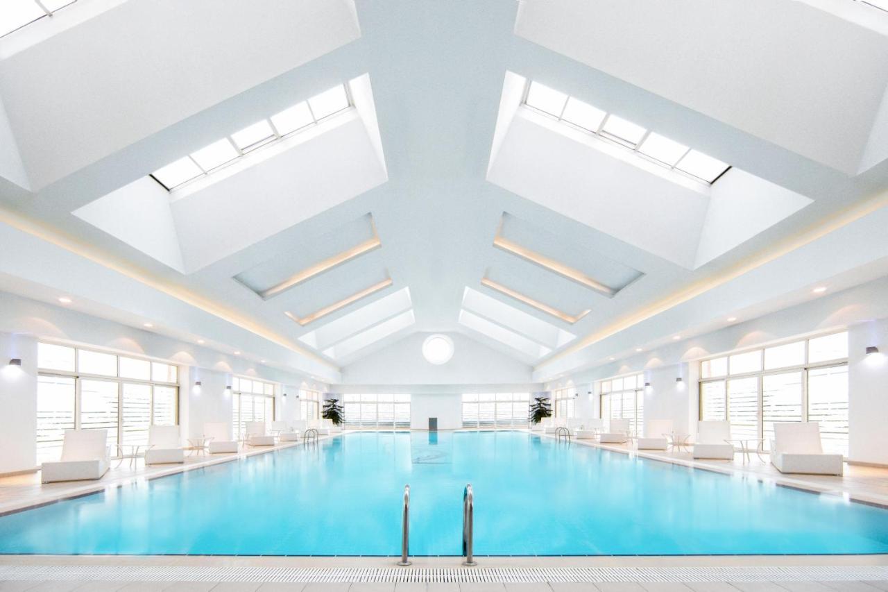 Qafqaz Riverside Hotel Gabala Exterior foto The swimming pool at the hotel