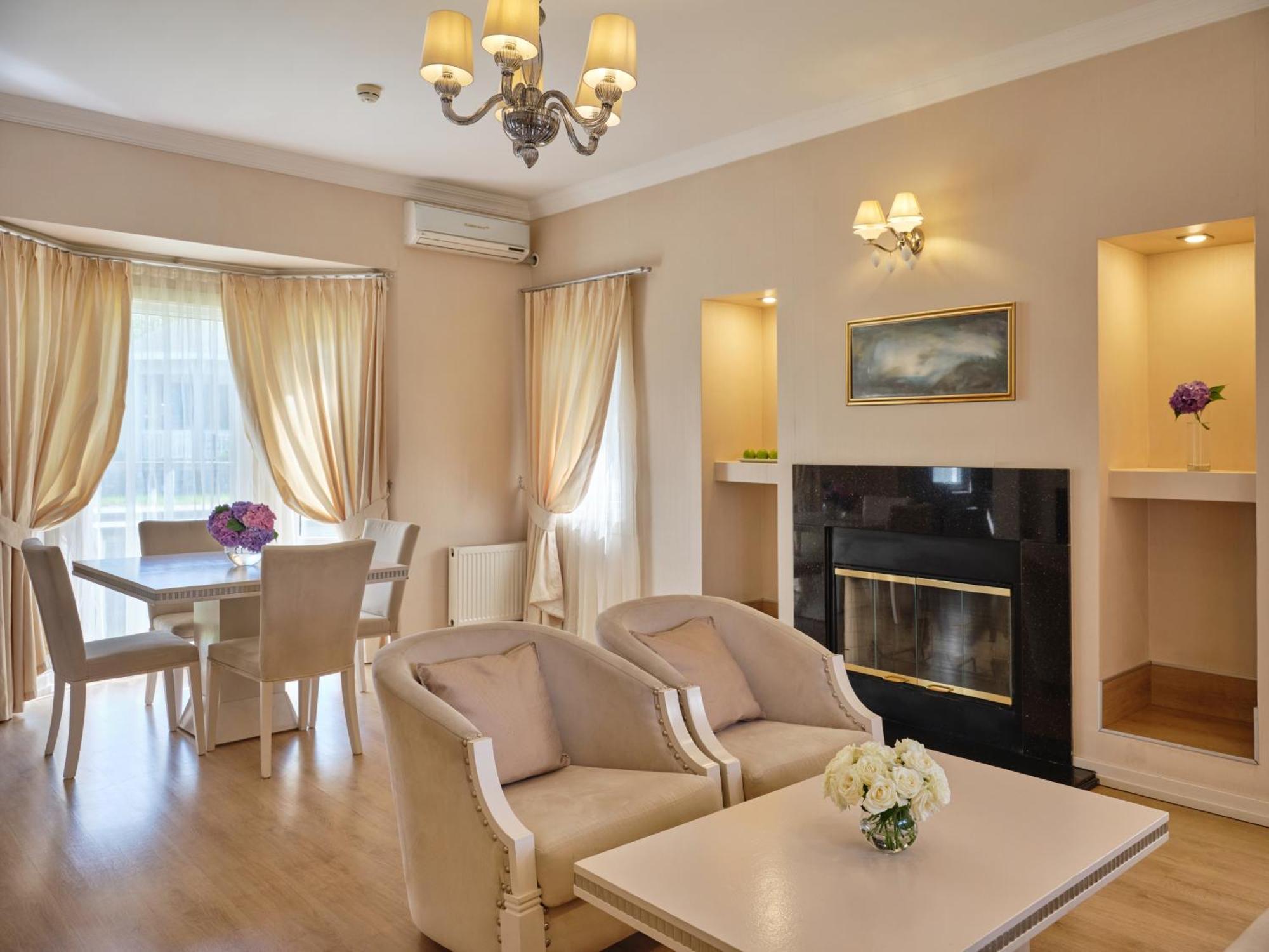 Qafqaz Riverside Hotel Gabala Exterior foto A living room with a fireplace