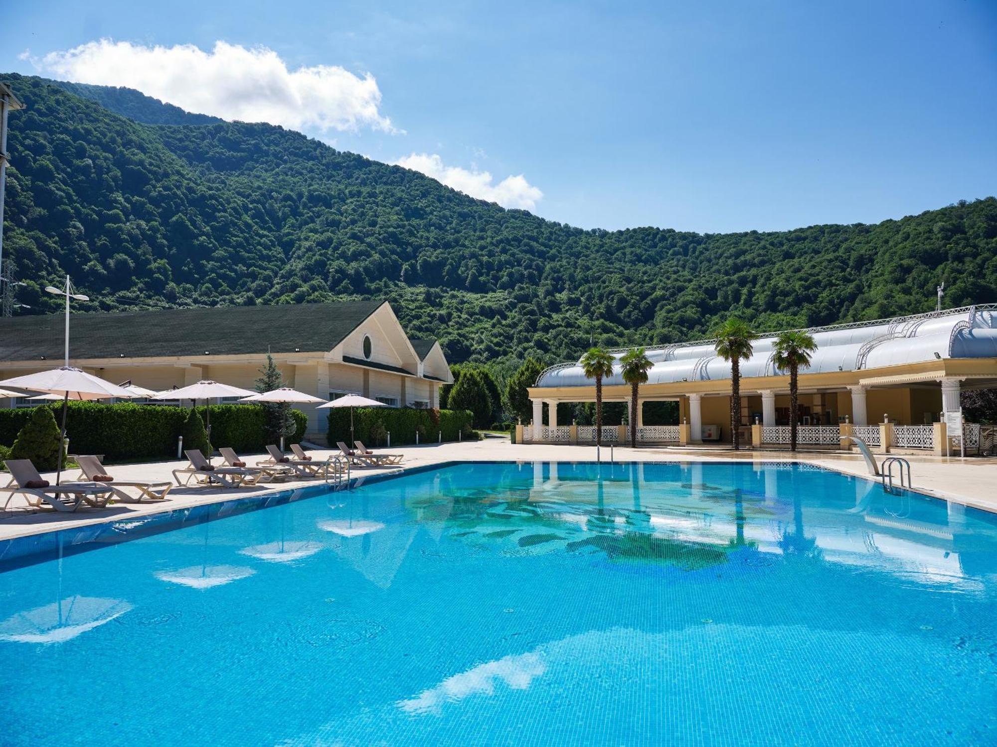 Qafqaz Riverside Hotel Gabala Exterior foto The swimming pool at the hotel