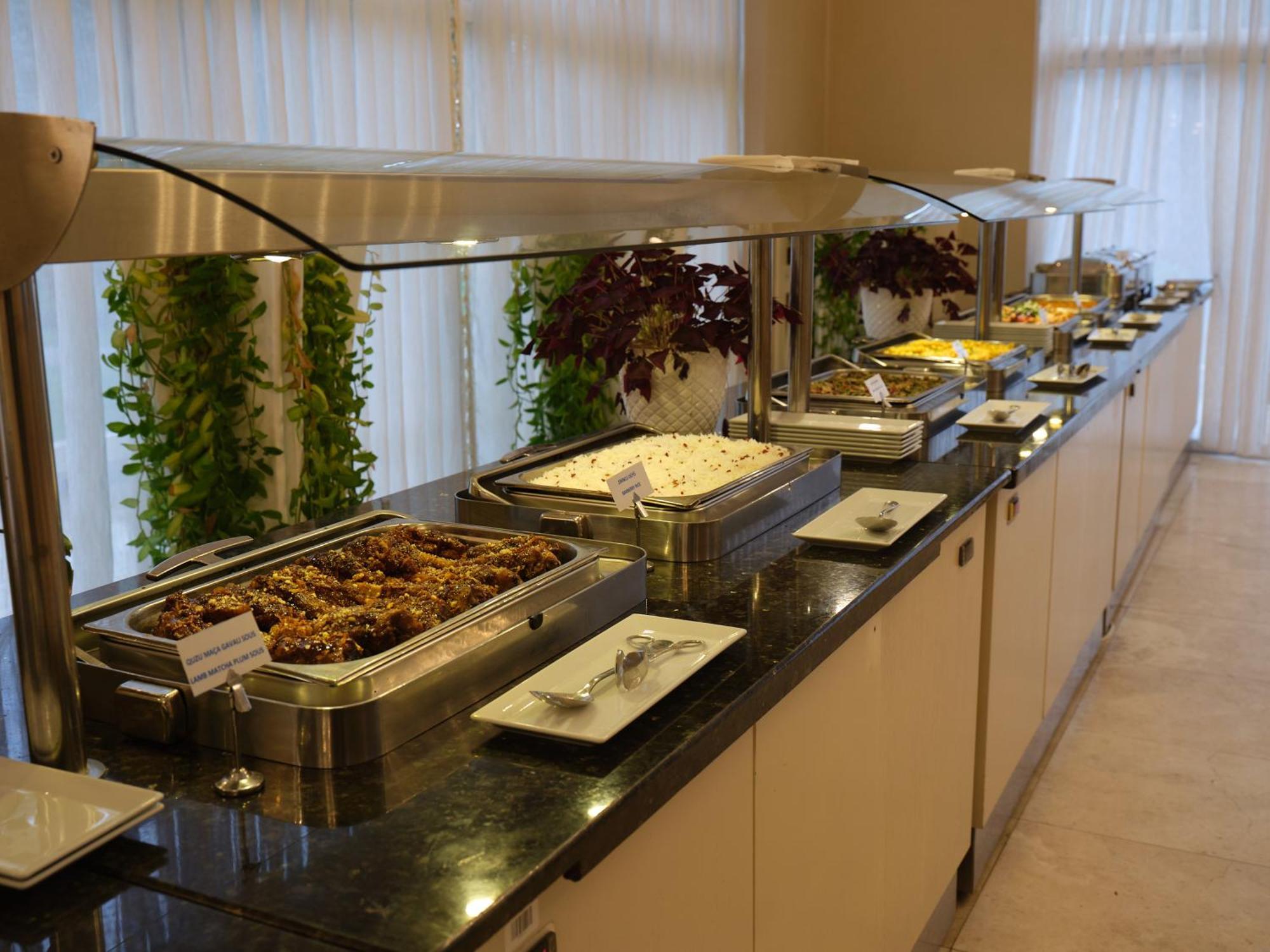 Qafqaz Riverside Hotel Gabala Exterior foto A buffet at a hotel