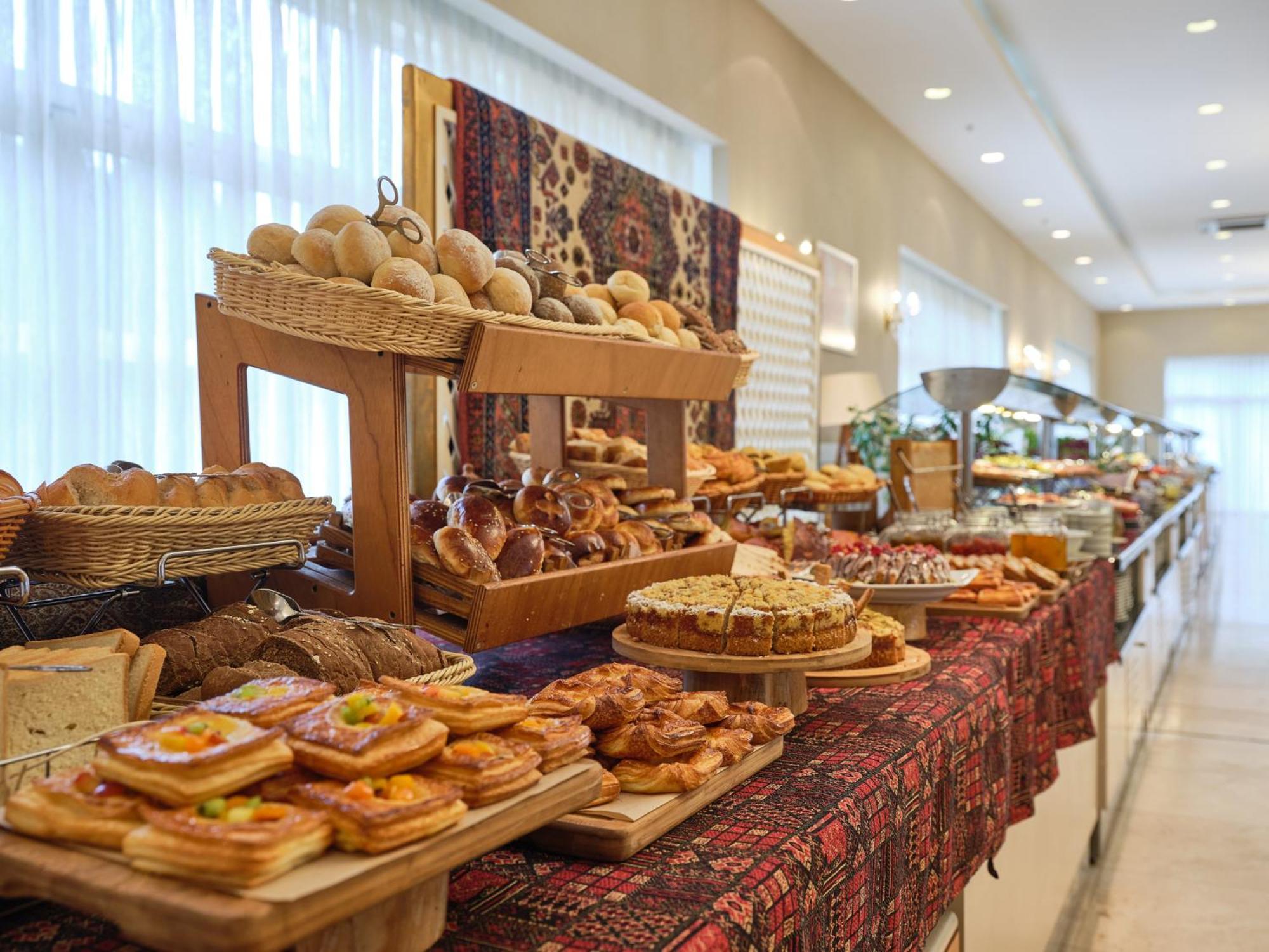 Qafqaz Riverside Hotel Gabala Exterior foto A buffet at a hotel