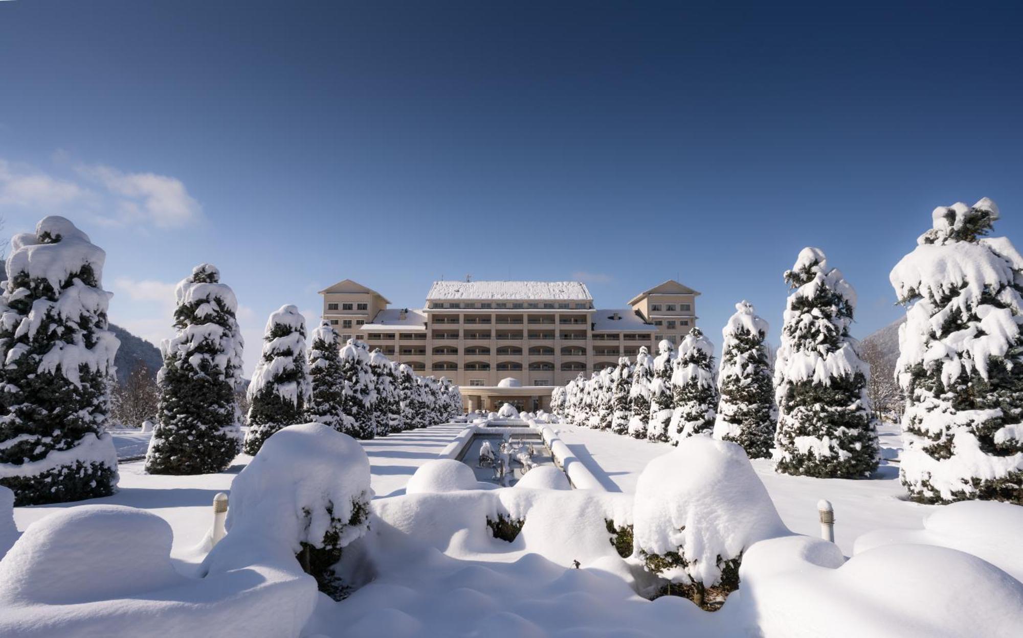 Qafqaz Riverside Hotel Gabala Exterior foto The Omni Grove Park Inn