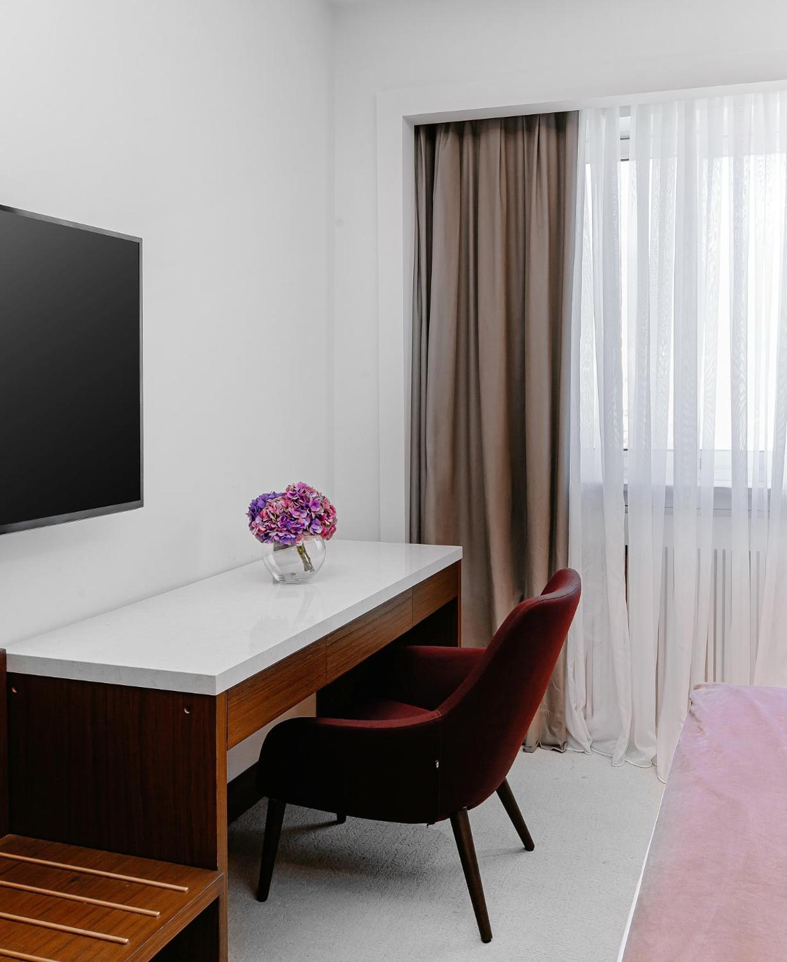Qafqaz Riverside Hotel Gabala Exterior foto A room at the hotel