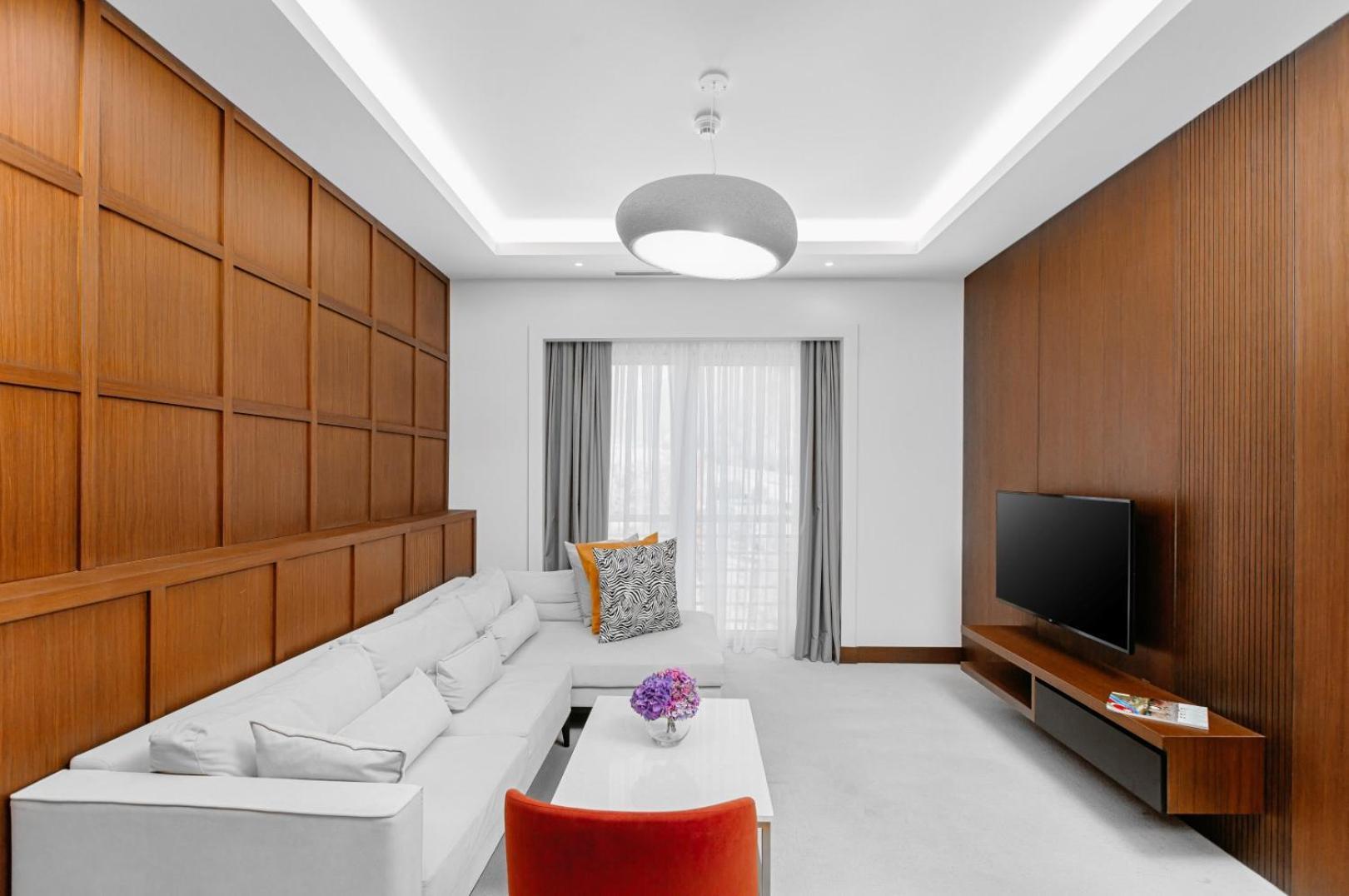 Qafqaz Riverside Hotel Gabala Exterior foto A living room with a white ceiling